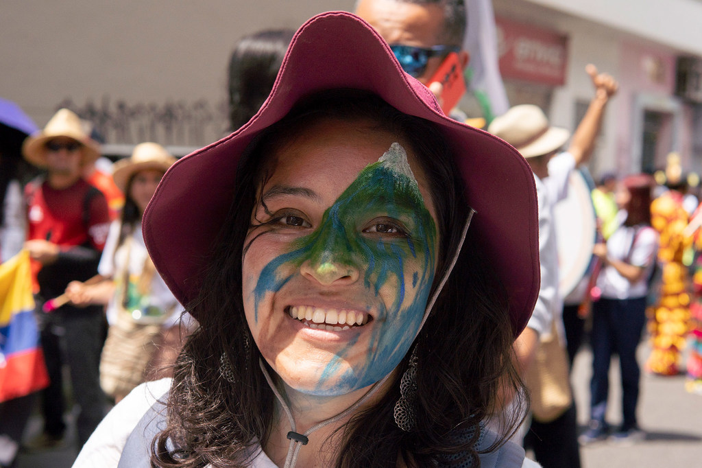 une jeune femme manifeste pour la COP 16